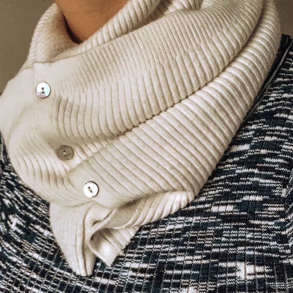 Cotton button detailed scarf